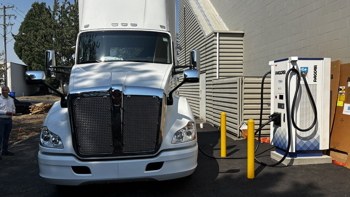 PortVancouver's tweet photo. Six trucks. Five trucking companies. One pilot program helping shape the future of lower-emission container trucking.
All six battery electric trucks in our #ELECTRA program are now operating at the #PortOfVancouver.
#Sustainability #ElectricVehicles #Transportation #SupplyChain
🚛⚡🚛⚡🚛⚡🚛⚡🚛⚡🚛
Six camions. Cinq entreprises de transport routier. Un programme pilote qui contribue à façonner l'avenir du transport routier de conteneurs à faibles émissions.
Les six camions électriques à batterie de notre programme #ELECTRA sont désormais en service au #PortDeVancouver.
#Développement durable #Véhicules électriques #Transports #Chaîne d'approvisionnement
@BCGovNews @bchydro @Transport_gc