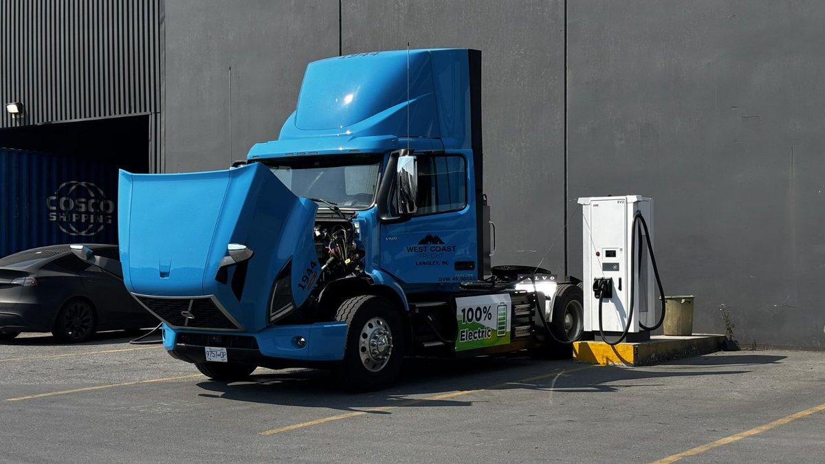 PortVancouver's tweet photo. Six trucks. Five trucking companies. One pilot program helping shape the future of lower-emission container trucking.
All six battery electric trucks in our #ELECTRA program are now operating at the #PortOfVancouver.
#Sustainability #ElectricVehicles #Transportation #SupplyChain
🚛⚡🚛⚡🚛⚡🚛⚡🚛⚡🚛
Six camions. Cinq entreprises de transport routier. Un programme pilote qui contribue à façonner l'avenir du transport routier de conteneurs à faibles émissions.
Les six camions électriques à batterie de notre programme #ELECTRA sont désormais en service au #PortDeVancouver.
#Développement durable #Véhicules électriques #Transports #Chaîne d'approvisionnement
@BCGovNews @bchydro @Transport_gc