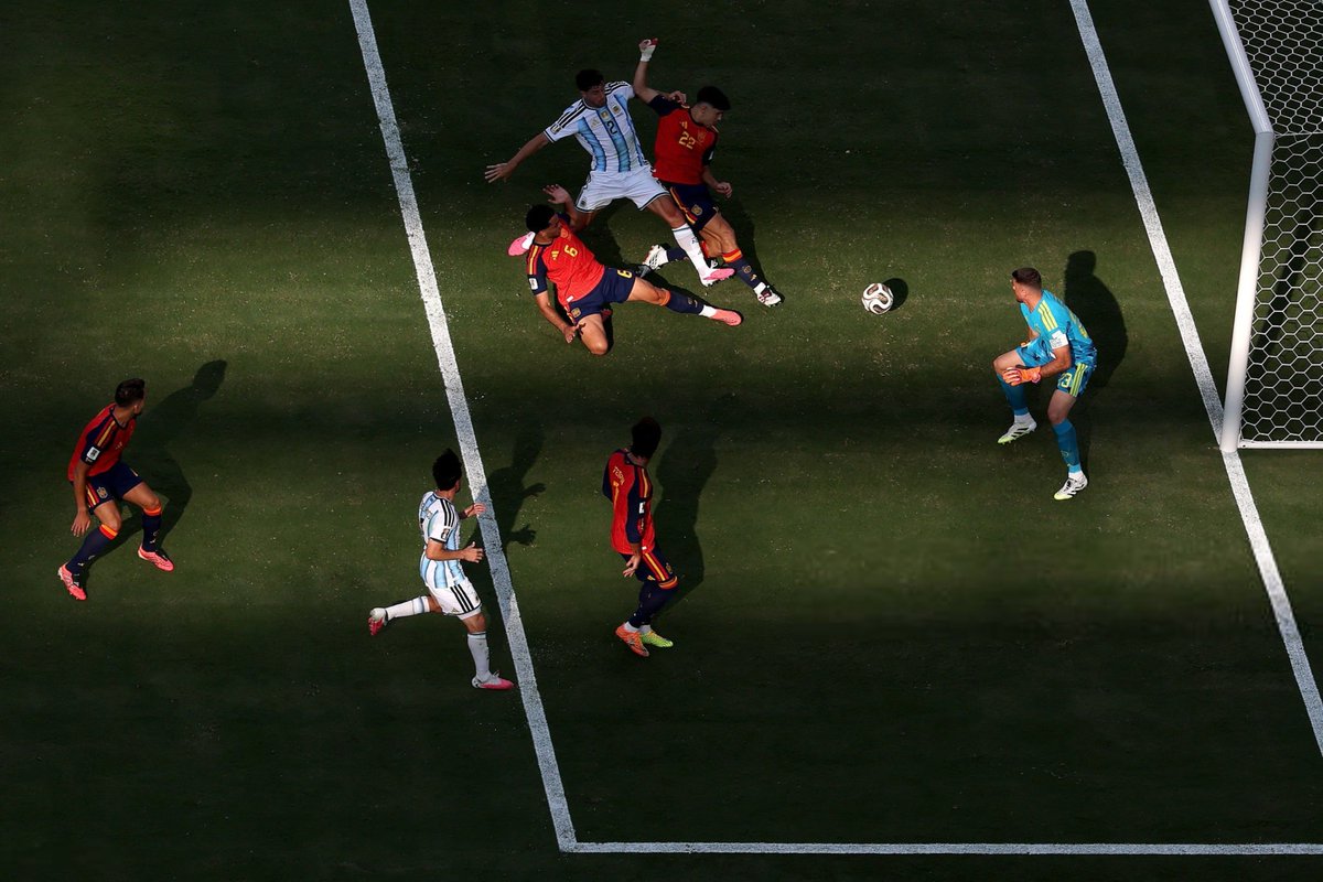 Forca_Fcb's tweet photo. ❓تذكر أنك أنقذت المُنتخب في النهائي أمام الأرجنتين بمنعك هدفاً مُحققاً 

🎙️ باو كوبارسي: كنت متعبًا جدًا

سقطت منهكًا على الأرض، ولم أكن مقتنعًا بنسبة 100% بما فعلته

لكن بعد ذلك، عندما شاهدت الإعادة، أدركت أنني أنقذت الكرة https://t.co/6Rm0epQtOd