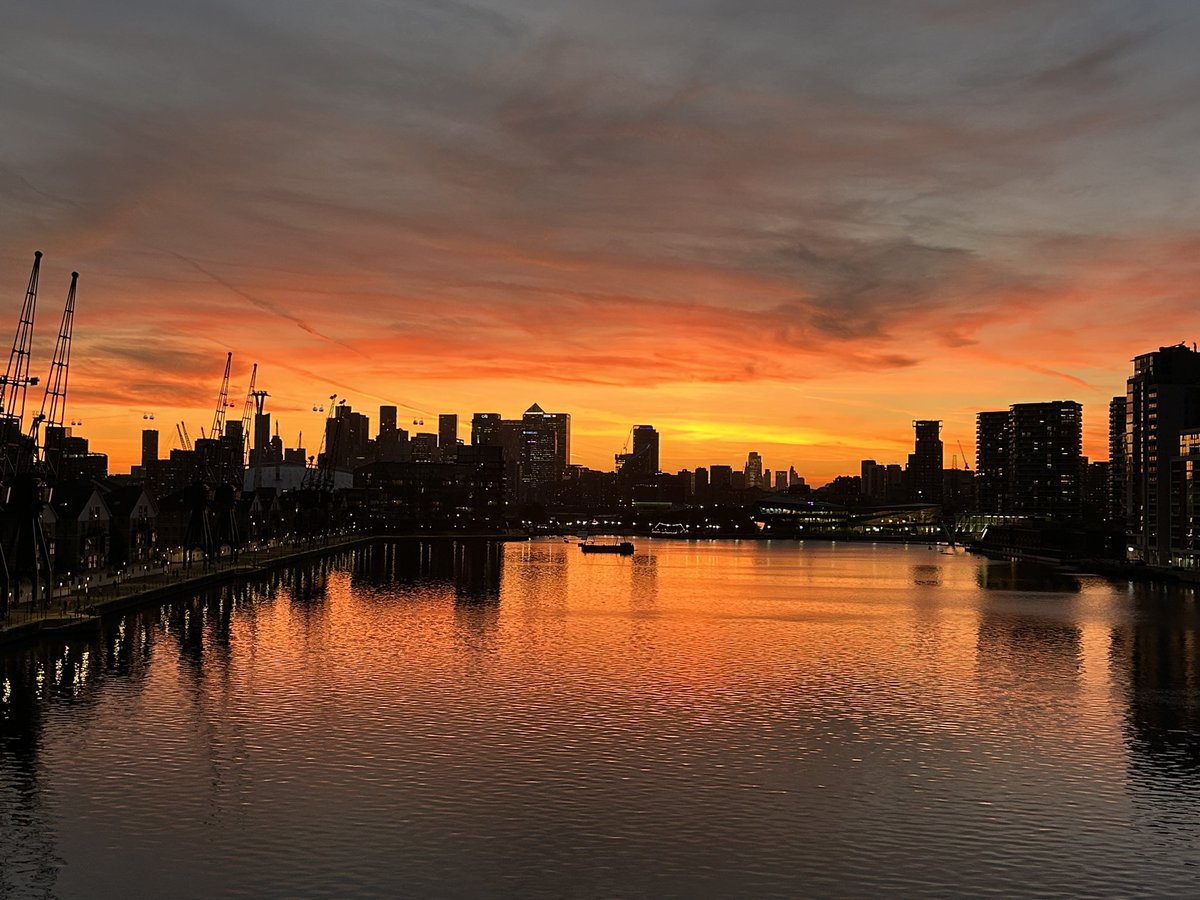 JamesAsser's tweet photo. A beautiful sunset over London tonight, with a stunning view from the Royal Docks. 🌅

#sunset #London #Newham https://t.co/g0DefjRXTV