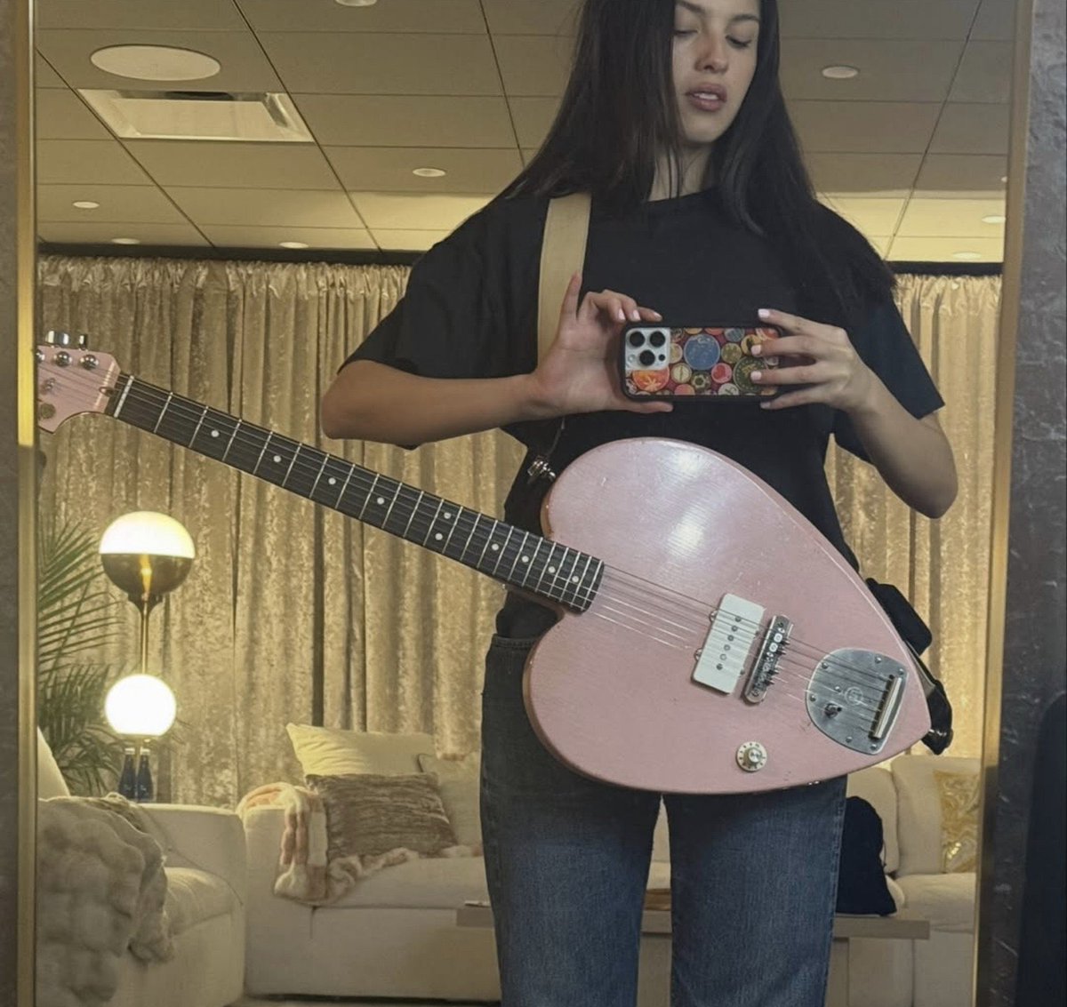 heres2hopin's tweet photo. so essa guitarra matou a estética do guts e sour https://t.co/20nGBX8xQs