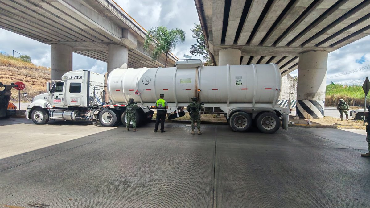 LSRVeracruz's tweet photo. #Fotos | ⚠️ ⛽ Una pipa con combustible fue asegurada por elementos de la Guardia Nacional en Xalapa
https://t.co/RhCI9a6CWV https://t.co/0EKl1T0htX