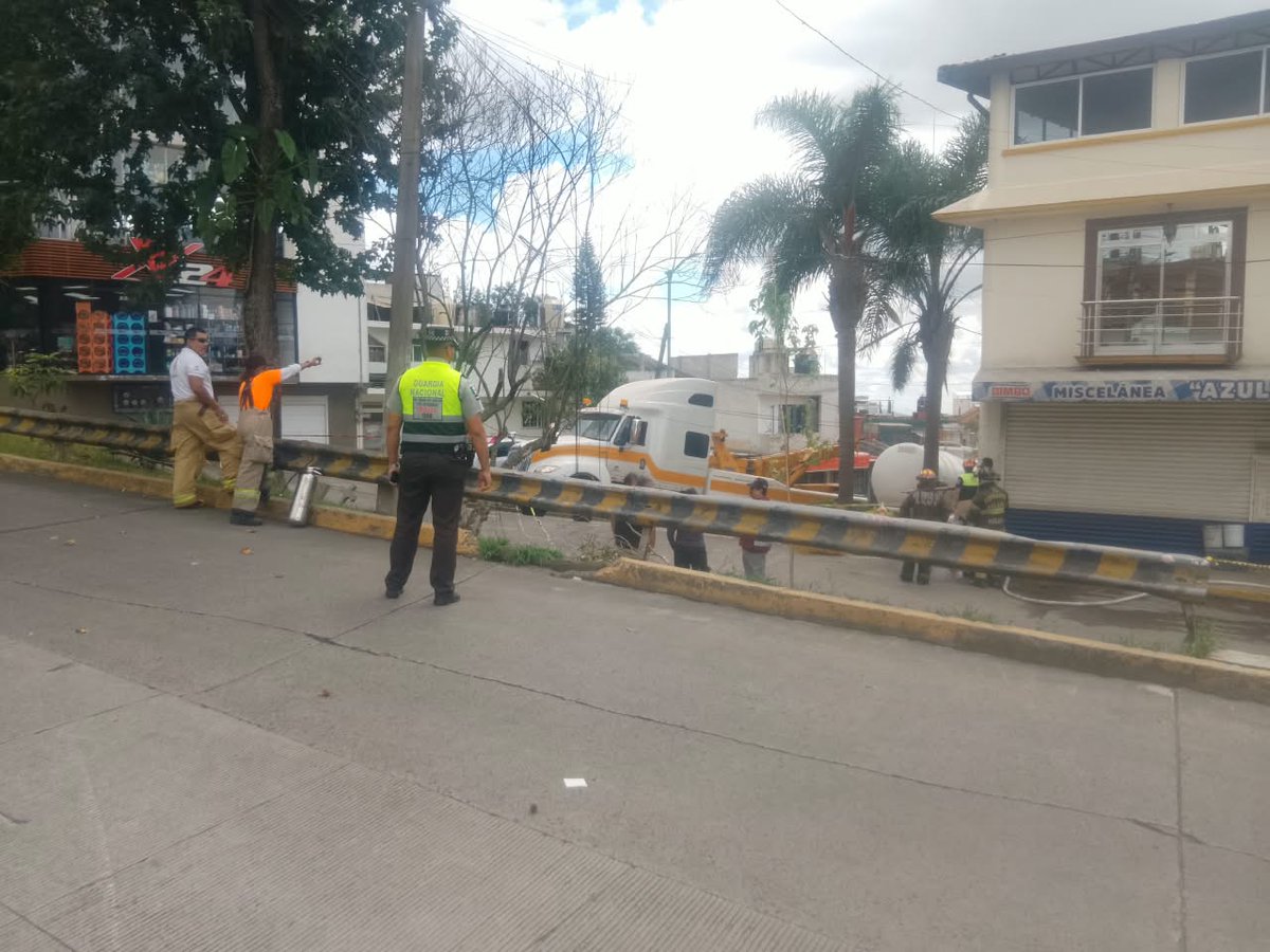 LSRVeracruz's tweet photo. #Fotos | ⚠️ ⛽ Una pipa con combustible fue asegurada por elementos de la Guardia Nacional en Xalapa
https://t.co/RhCI9a6CWV https://t.co/0EKl1T0htX