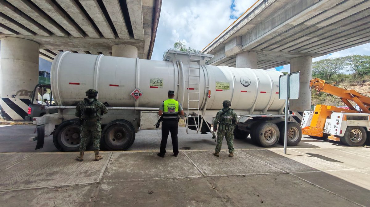 LSRVeracruz's tweet photo. #Fotos | ⚠️ ⛽ Una pipa con combustible fue asegurada por elementos de la Guardia Nacional en Xalapa
https://t.co/RhCI9a6CWV https://t.co/0EKl1T0htX