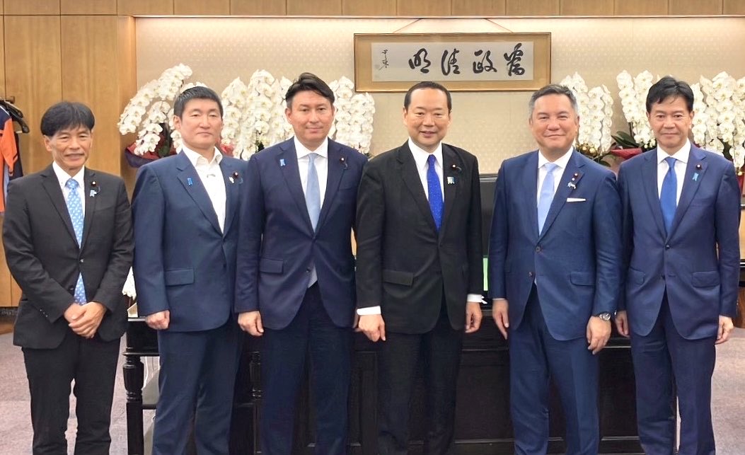 eikeisuzuki's tweet photo. 副大臣として総務省に初登庁。多くの職員の皆様に出迎えていただきました。新旧副大臣・政務官交代式にてご挨拶。官僚、知事、そして国会議員では総務部会長等を経てきた一定の専門性は活かしつつも、自分の経験等から来る先入観にとらわれてしまうことなく謙虚に仕事をしていきたい、と述べました。

また、常々申し上げている「地方財政は国家の基盤である」こと、高市総理からもご指示を受けたように「日本列島の隅々まで経済成長を実現する」こと、これらのために職員の皆様と力を合わせて取り組んでいくと申しあげました。

併せて、総務省の政策に関する発信力を高めていきたいという意欲と、総務省の「強み」でもある「現場」や現場とのネットワークを大事にしながら政策を進めていきたいとの思いを述べました。

これから本格的に公務が始まりますが、気を引き締めて取り組んでまいります。

内閣府の担当になっている、高市政権の重要政策である地域未来戦略や副首都はじめ、地方創生等も担当していますので、内閣府幹部の皆様も打ち合わせにお越しいただきました。

今回就任した政務三役（大臣、副大臣2名・政務官３名）の顔合わせも行いました。藤井大臣を支えて、チーム一丸となって頑張ります。
