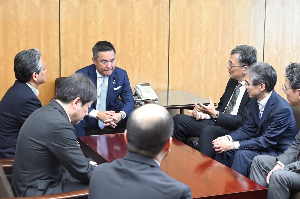 eikeisuzuki's tweet photo. 副大臣として総務省に初登庁。多くの職員の皆様に出迎えていただきました。新旧副大臣・政務官交代式にてご挨拶。官僚、知事、そして国会議員では総務部会長等を経てきた一定の専門性は活かしつつも、自分の経験等から来る先入観にとらわれてしまうことなく謙虚に仕事をしていきたい、と述べました。

また、常々申し上げている「地方財政は国家の基盤である」こと、高市総理からもご指示を受けたように「日本列島の隅々まで経済成長を実現する」こと、これらのために職員の皆様と力を合わせて取り組んでいくと申しあげました。

併せて、総務省の政策に関する発信力を高めていきたいという意欲と、総務省の「強み」でもある「現場」や現場とのネットワークを大事にしながら政策を進めていきたいとの思いを述べました。

これから本格的に公務が始まりますが、気を引き締めて取り組んでまいります。

内閣府の担当になっている、高市政権の重要政策である地域未来戦略や副首都はじめ、地方創生等も担当していますので、内閣府幹部の皆様も打ち合わせにお越しいただきました。

今回就任した政務三役（大臣、副大臣2名・政務官３名）の顔合わせも行いました。藤井大臣を支えて、チーム一丸となって頑張ります。