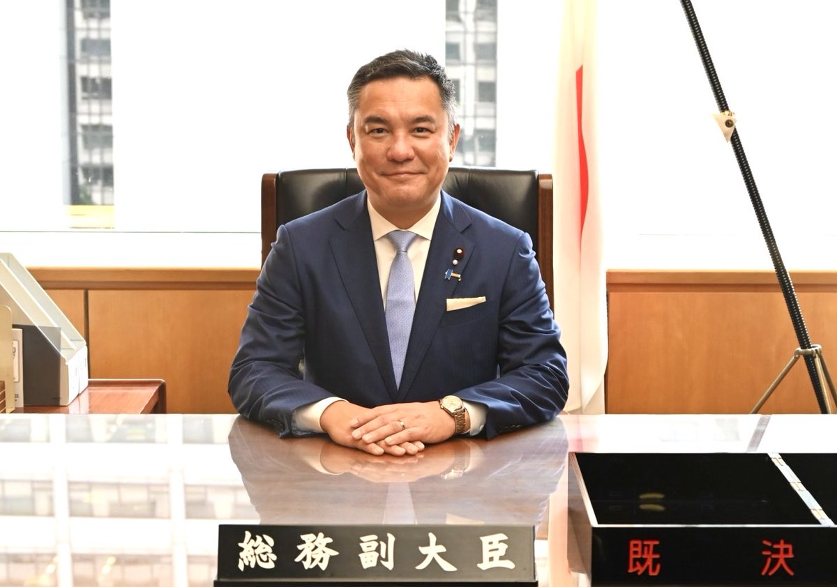 eikeisuzuki's tweet photo. 副大臣として総務省に初登庁。多くの職員の皆様に出迎えていただきました。新旧副大臣・政務官交代式にてご挨拶。官僚、知事、そして国会議員では総務部会長等を経てきた一定の専門性は活かしつつも、自分の経験等から来る先入観にとらわれてしまうことなく謙虚に仕事をしていきたい、と述べました。

また、常々申し上げている「地方財政は国家の基盤である」こと、高市総理からもご指示を受けたように「日本列島の隅々まで経済成長を実現する」こと、これらのために職員の皆様と力を合わせて取り組んでいくと申しあげました。

併せて、総務省の政策に関する発信力を高めていきたいという意欲と、総務省の「強み」でもある「現場」や現場とのネットワークを大事にしながら政策を進めていきたいとの思いを述べました。

これから本格的に公務が始まりますが、気を引き締めて取り組んでまいります。

内閣府の担当になっている、高市政権の重要政策である地域未来戦略や副首都はじめ、地方創生等も担当していますので、内閣府幹部の皆様も打ち合わせにお越しいただきました。

今回就任した政務三役（大臣、副大臣2名・政務官３名）の顔合わせも行いました。藤井大臣を支えて、チーム一丸となって頑張ります。
