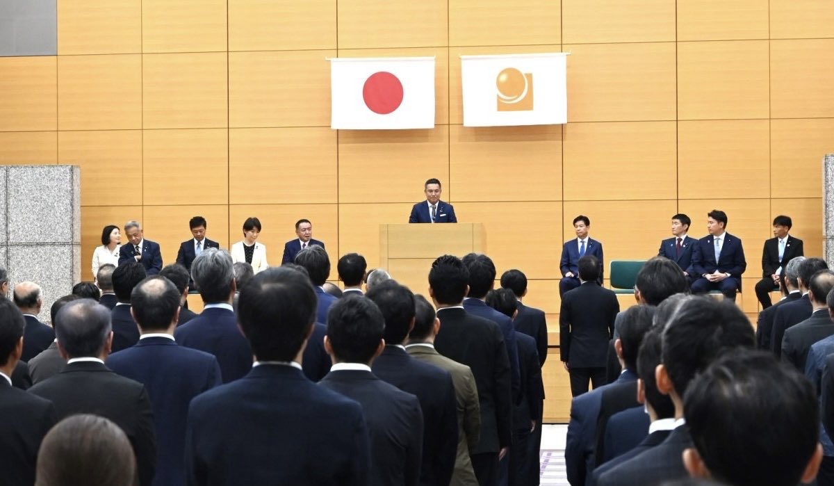 eikeisuzuki's tweet photo. 副大臣として総務省に初登庁。多くの職員の皆様に出迎えていただきました。新旧副大臣・政務官交代式にてご挨拶。官僚、知事、そして国会議員では総務部会長等を経てきた一定の専門性は活かしつつも、自分の経験等から来る先入観にとらわれてしまうことなく謙虚に仕事をしていきたい、と述べました。

また、常々申し上げている「地方財政は国家の基盤である」こと、高市総理からもご指示を受けたように「日本列島の隅々まで経済成長を実現する」こと、これらのために職員の皆様と力を合わせて取り組んでいくと申しあげました。

併せて、総務省の政策に関する発信力を高めていきたいという意欲と、総務省の「強み」でもある「現場」や現場とのネットワークを大事にしながら政策を進めていきたいとの思いを述べました。

これから本格的に公務が始まりますが、気を引き締めて取り組んでまいります。

内閣府の担当になっている、高市政権の重要政策である地域未来戦略や副首都はじめ、地方創生等も担当していますので、内閣府幹部の皆様も打ち合わせにお越しいただきました。

今回就任した政務三役（大臣、副大臣2名・政務官３名）の顔合わせも行いました。藤井大臣を支えて、チーム一丸となって頑張ります。