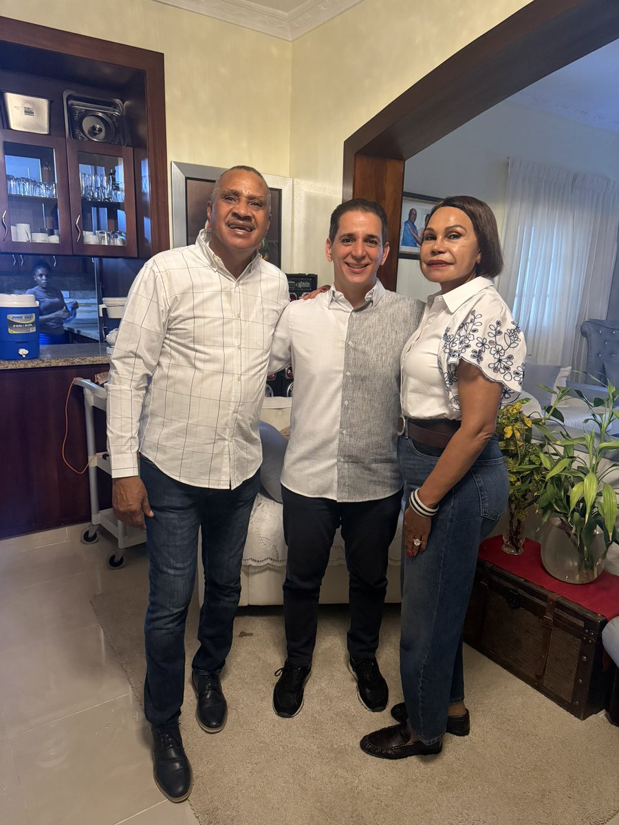 VictorFadulL's tweet photo. Hoy estamos en Dajabón, compartiendo con dirigentes, militantes y miembros del Comité Central del PLD en esta provincia.

Junto a los dos grandes líderes de Dajabón, Sonia Mateo y Olgo Fernández, seguimos fortaleciendo la organización del partido y consolidando el respaldo a @FJavierGarciaF rumbo a la consulta interna del 18 de octubre.

¡No hay 28 sin 18!