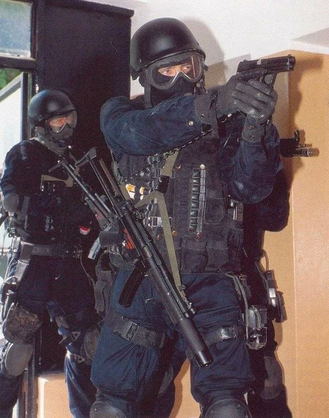 rawmeatrot's tweet photo. swat uniform are so cool https://t.co/uwlJo34edZ