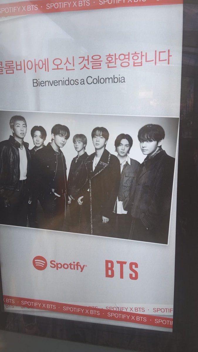 ARMYBogotaCol's tweet photo. Pero que esta pasando @SpotifyColombia omg, ya se comienza a ver la ciudad con mensajes de bienvenida para BTS!!! 💜😳

📍Visto en el paradero de SITP de la Calle 116 con Kr 11 a (Nombre del paradero: Santa Barbara Central Sec II 253A01) https://t.co/aX8J3lYzY6