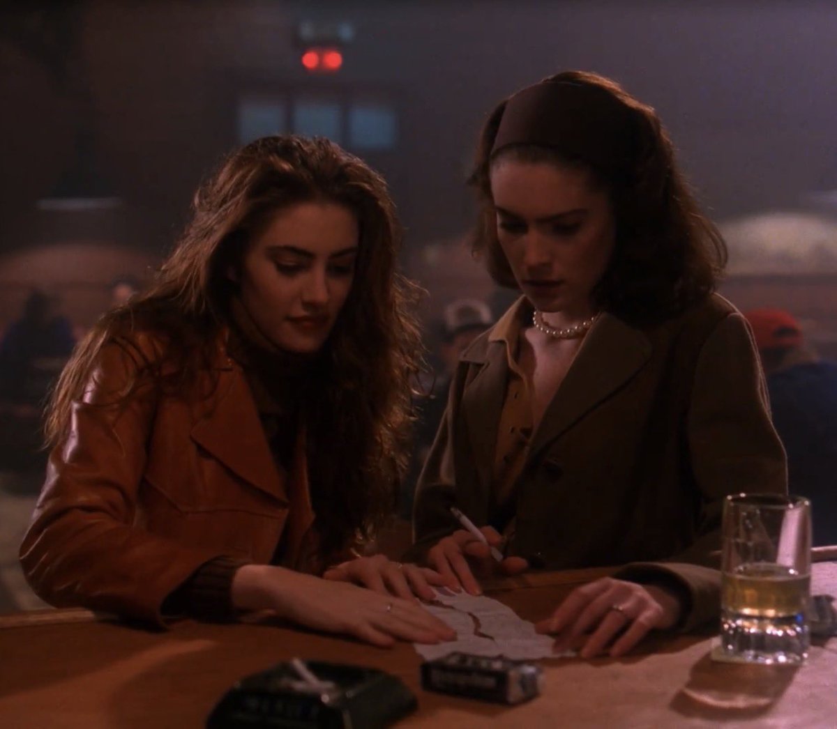 sapphicmacbeth's tweet photo. donna and shelly, twin peaks 2x16. https://t.co/YfFCM65XFa