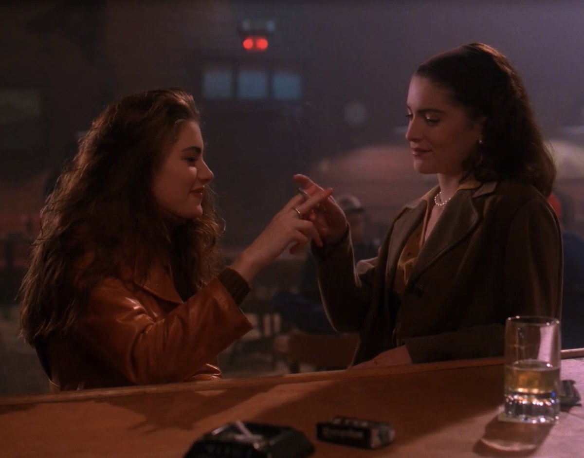 sapphicmacbeth's tweet photo. donna and shelly, twin peaks 2x16. https://t.co/YfFCM65XFa