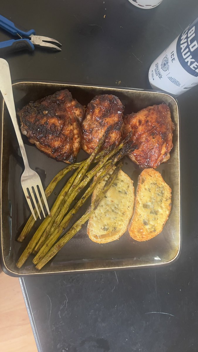 beccaposting's tweet photo. The last one is a vegan pulled pork made out of oyster and enoki mushrooms https://t.co/8425uOjNP6