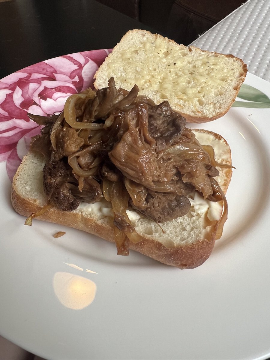 beccaposting's tweet photo. The last one is a vegan pulled pork made out of oyster and enoki mushrooms https://t.co/8425uOjNP6