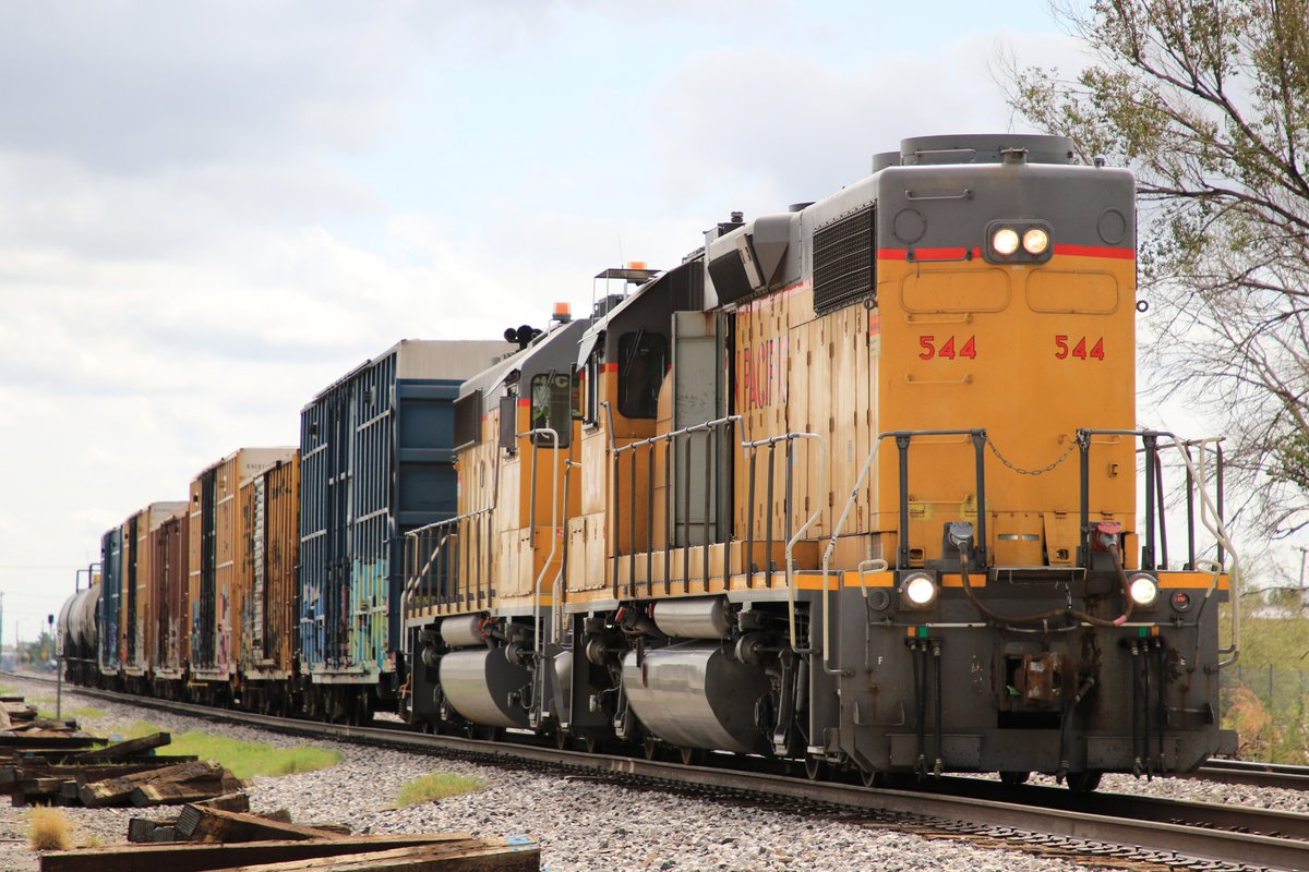 111hieinu's tweet photo. ユニオンパシフィックの貨物列車を撮影。
前がAC45(ES44)×2、後ろがSD70ACe×2の雑多な混合貨物がやってきました。
そして区間貨物と思われるGP38-2×2の短い貨物列車も。しかし2台あるのに何故その向きに連結してしまったんだい？（；^ω^） https://t.co/2svSu97lLh