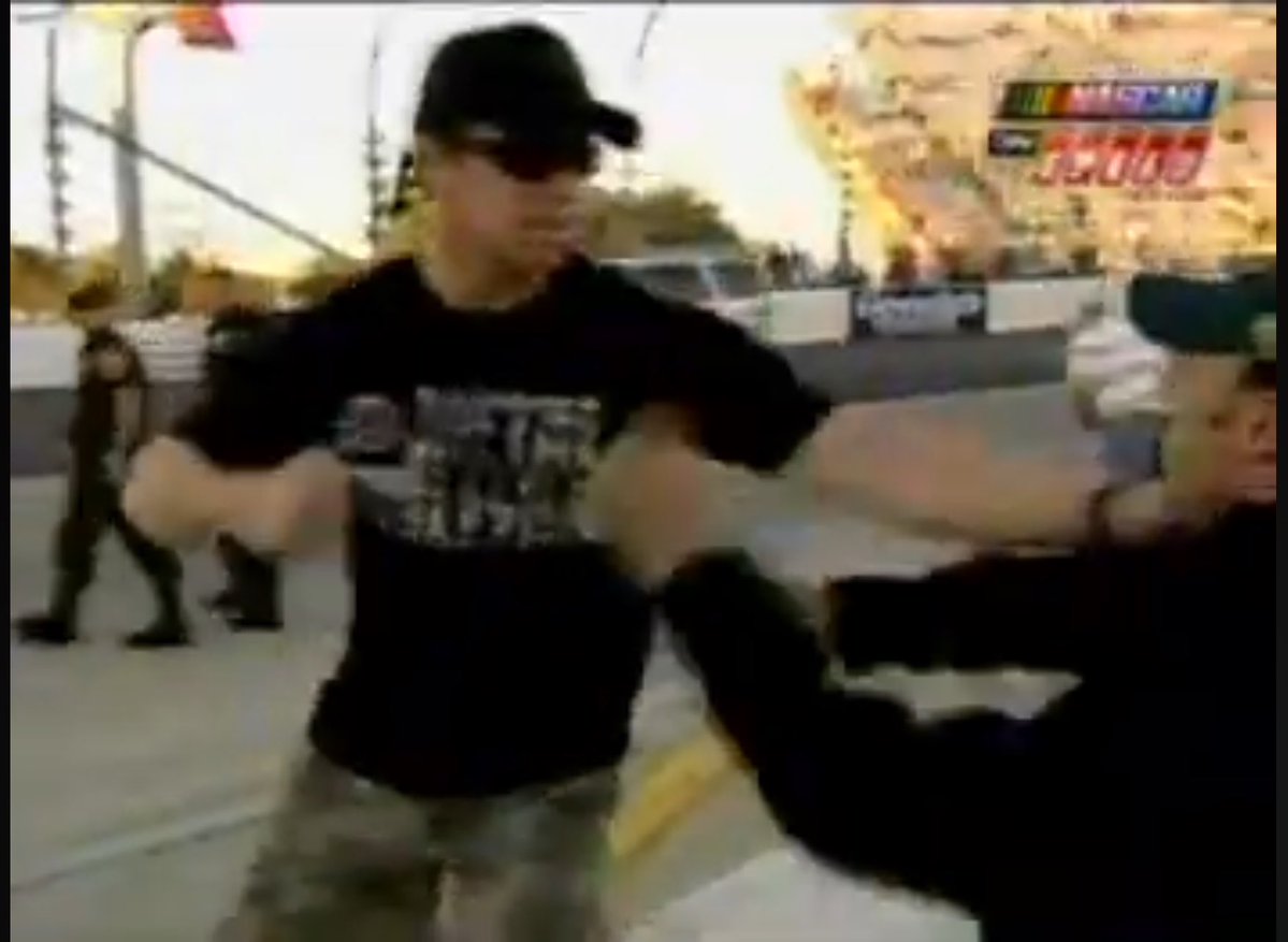 sevnhuts's tweet photo. @DirtyMoMedia Carl Edwards vs Matt Kenseth at Martinsville https://t.co/x2gmGjetFj