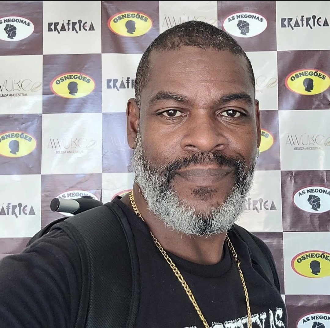 Alanis0z5k's tweet photo. @FBAShaka @surfallah Black people here are proud to be Black, regardless of which country they visit, and no African American is going to take that racial identity away from them! https://t.co/vWnRwD22Xw