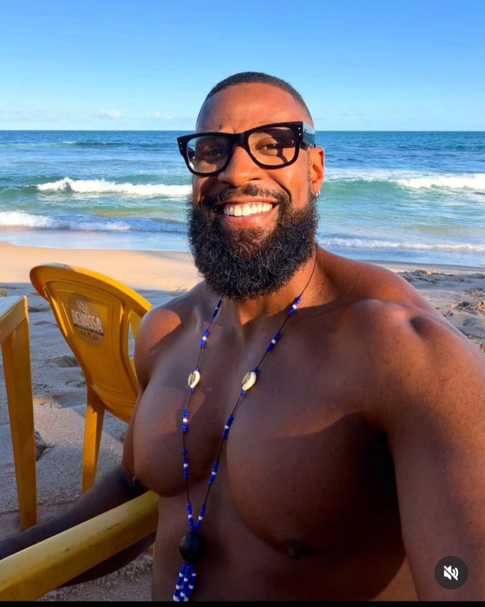 Alanis0z5k's tweet photo. @FBAShaka @surfallah Black people here are proud to be Black, regardless of which country they visit, and no African American is going to take that racial identity away from them! https://t.co/vWnRwD22Xw