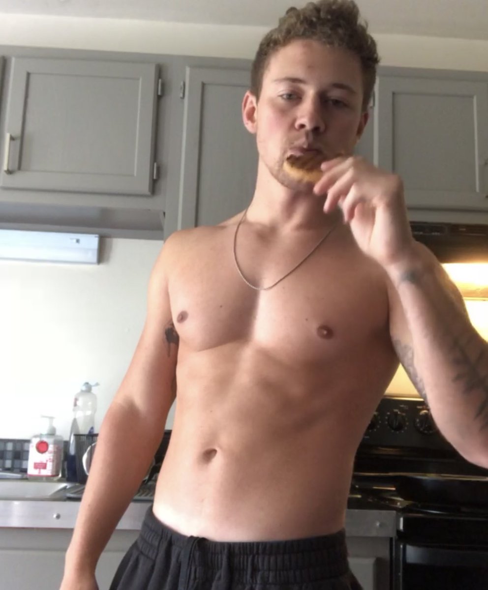 JordanSebxx's tweet photo. Thank God I picked up some weights and didn’t put down the fork 🤠 https://t.co/yCpwcJ6GQz
