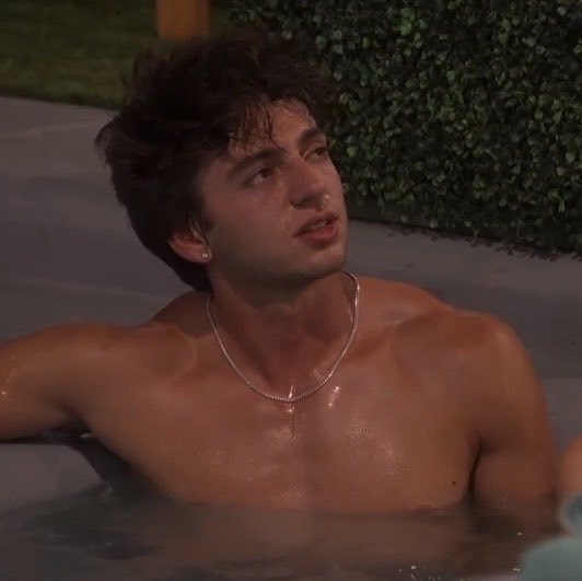 TheBigBroTea's tweet photo. Realistically Drew would be an idiot to keep Dee over Devens. Dee and Taylor made it pretty obvious they would be taking each other to final 2, so if he cuts Devens then his only path to final 2 is to win the final HOH. If Dee is gone Drew is guaranteed at least 2nd place. Not to mention if part 1 of the final HOH is the endurance comp from the last couple seasons, then Dee has a massive advantage and is likely winning(See BB26 Chelsie vs Cam and Makensy). And Drew could completely pull a Vince in part 2 and guarantee 3rd place. At least with keeping Devens over Dee he is guaranteed a seat in final 2, and still has the option to win the final HOH and cut Devens to win the game. #bb28