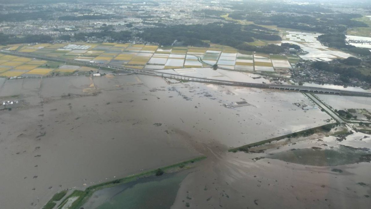 kumagai_chiba's tweet photo. 「印旛沼の水位を事前に下げていなかったのでは」と言う方がたまにいらっしゃるのですが、台風25号対応のため9月17日から予備排水を開始し、約6,500万㎥（印旛沼3杯分の水量に相当）を排水し、20日の朝7時には平均水位：2.03mまで下げて台風を迎えています。

それでも観測史上に残る雨量により、計画最高水位：4.25mを大きく上回るピーク時水位：4.93mとなり、昭和44年運用開始以来、初の決壊に至ったものです。
高滝ダムも含め各ダム等は各管理者が台風に対し、万全の備えで臨んでいます。

そして現在は印旛沼の水位低下を図るため、排水機場のフル稼働とポンプ車投入による緊急排水などが全力で行われています。水位低下に伴い、鹿島川・高崎川の排水が進み、市街地の浸水は順次解消されています。
北印旛沼の水位は24日20時現在、水位：3.33m（平常水位：2.30m）。

また、決壊した堤を早期に復旧し、水の流出を防ぐため、国交省TEC-FORCEとともに3か所の決壊箇所の応急対策を急ピッチで進めています。

自然の猛威に対してやるせない気持ちになり、その気持ちが時に誰かに対して憶測で責める思考になる方がどうしても一定数存在します。

私は阪神淡路大震災でライフライン等との途絶を経験した側ですが、災害の度に日本の行政や関係機関の対策は強化されていますし、民間の支援体制も同様です。
日本人の積み上げてきたものに自負を持った上で、なお激甚化・頻発化する災害にさらにどのような対策で官民臨むのか、考えていく必要があります。