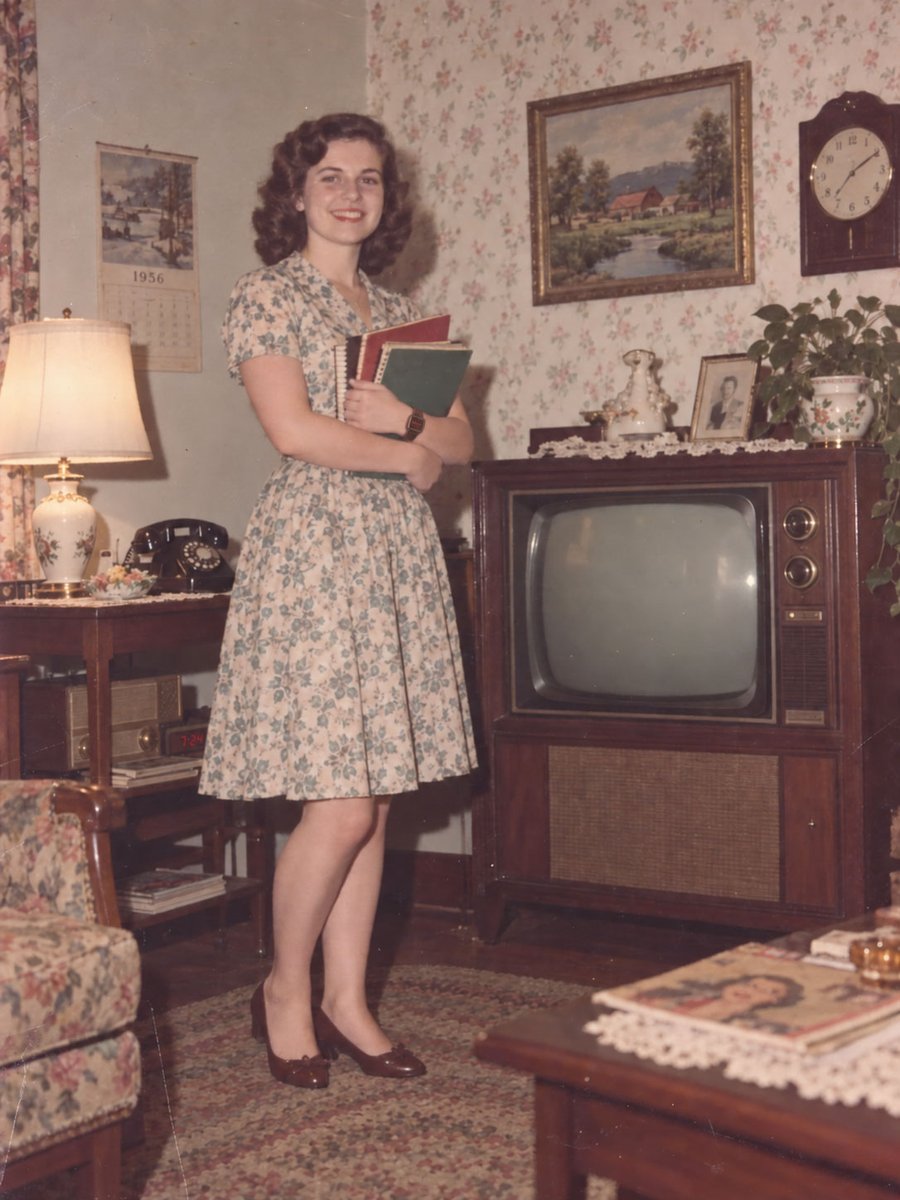 neweveryday99's tweet photo. This photo is from 1950, but ONE thing is completely Wrong!   😎

Can you spot it? https://t.co/DYcKrjPZI3
