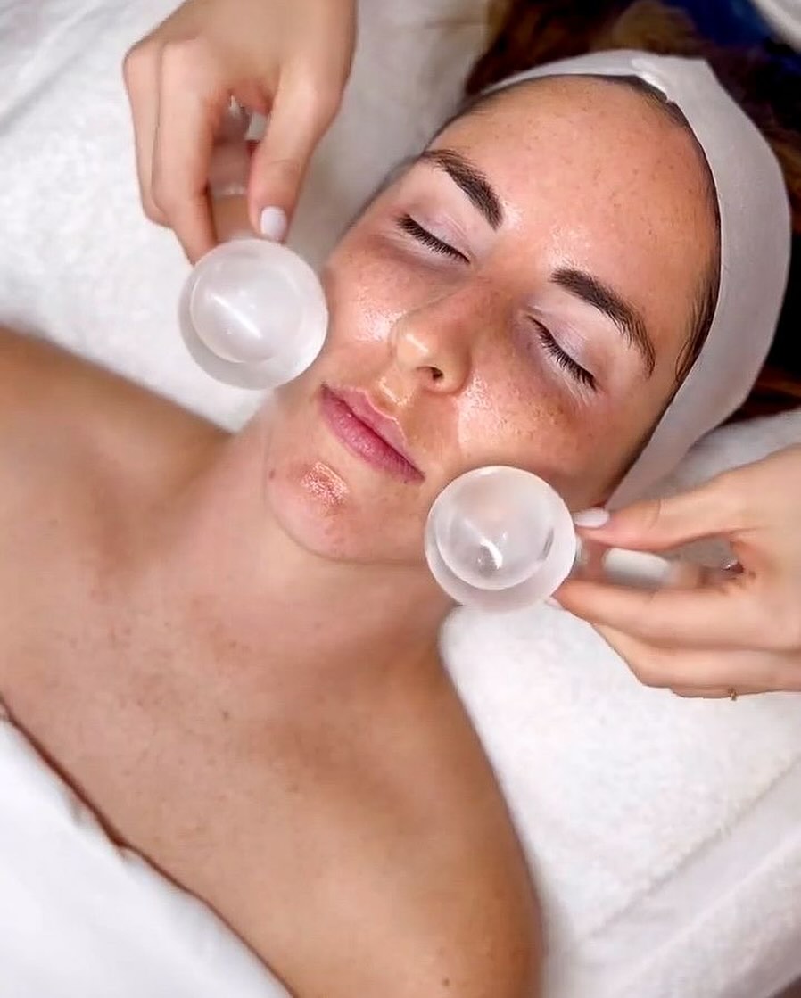 eleanorbrownnfi's tweet photo. Face icing is cold but worth it. Clients love it for reducing puffiness, tightening pores, boosting circulation, calming inflammation and redness, and giving skin an instant glow. https://t.co/JGNIgeKQfe