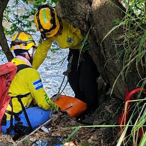 DesaparecidosSV's tweet photo. HOMBRE SIN VIDA A ORILLA DEL RIO ACELHUATE

Se encontró  a la altura de Col. Santa Lucia, Apopa, San Salvador, cuerpo sin vida de Moisés Baltasar Ortiz Maradiaga de 39 años; quien se dice cayó de aprox. 50 metros de altura. Se desc. circunstancias de la caida. https://t.co/ChJsGfCbee