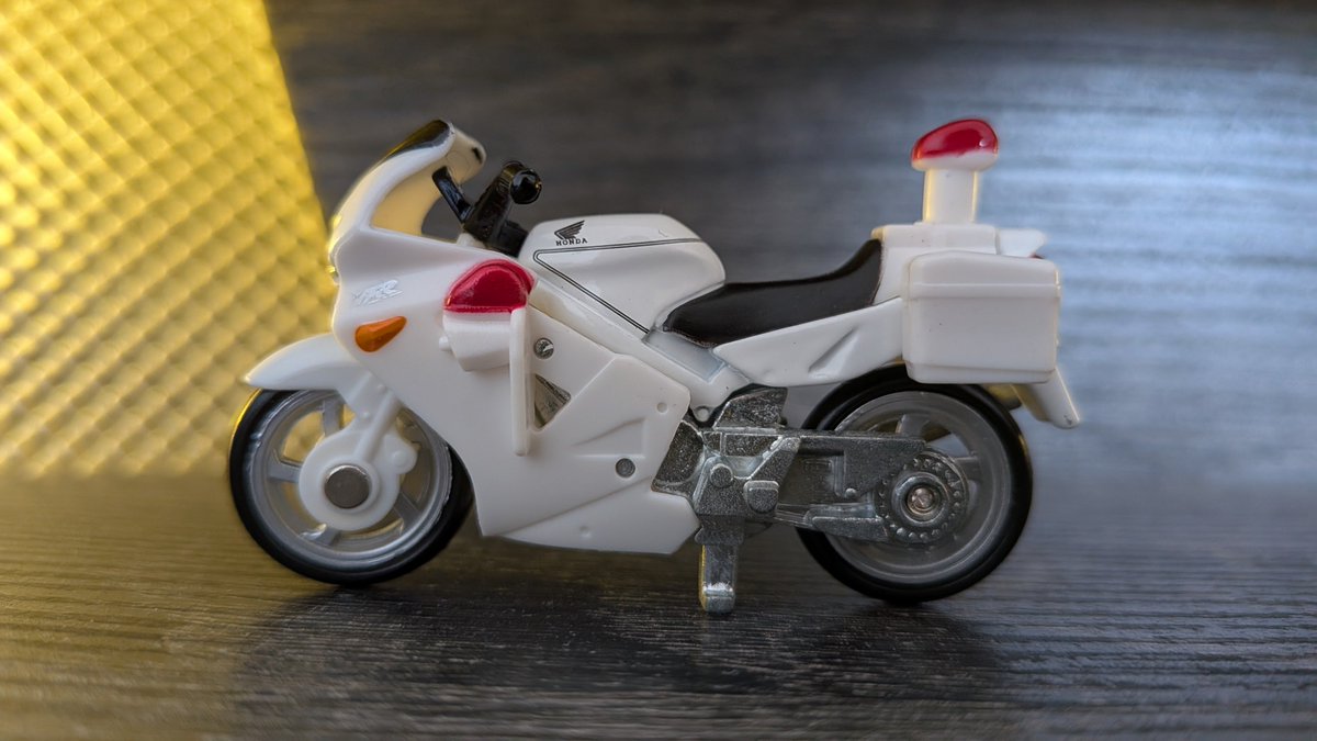 yukimaruyukki's tweet photo. 今日紹介するトミカはこれ!
HONDA VFR 白バイです!😆
白バイってカッコ良いよね!👍
#トミカ
#ホンダ
#VFR
#白バイ
#バイク
#警察車両
#トミカ好き https://t.co/JsGTN89jy1