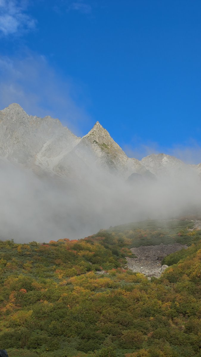 Nagano_sotaikyo's tweet photo. ここ数日は天気も安定し、綺麗な朝焼けが見られる日も多いです。
日中は晴れると夏のように暑くなりますが、最低気温は涸沢でも10℃を下回ってきているので、インサレーションはもちろん、グローブやネックゲーター、ビーニーなど、末端や太い血管を冷やさない装備を携行しましょう。 https://t.co/LkBc2iCARd