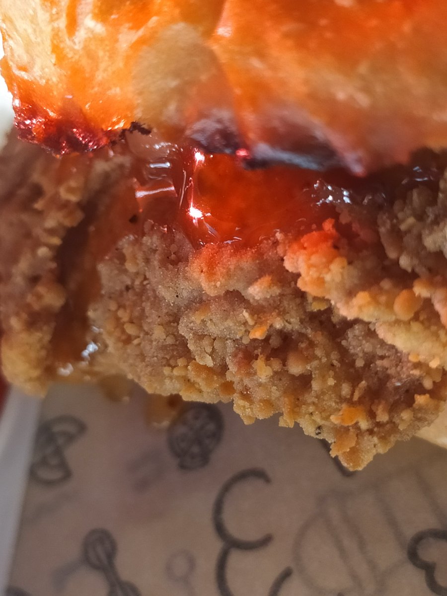 gimenu1234's tweet photo. chicken #burger with #evil glowing #red sauce https://t.co/cMSA2t1y5v