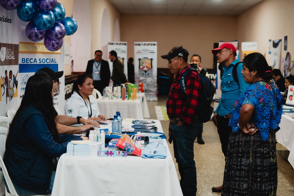 Midesgt's tweet photo. Nos encontramos al servicio de la población de San Pedro Carchá, Alta Verapaz, con la #ExpoCap. 🇬🇹
Puedes encontrar nuestro stand informativo sobre los programas de Beca Social de #CapacitaciónProductiva y #JóvenesProtagonistas. 👩🏽👨🏽✨ https://t.co/2fC4wFMyzY