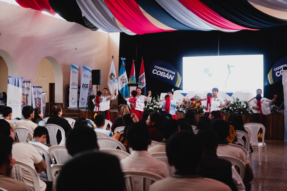 Midesgt's tweet photo. Nos encontramos al servicio de la población de San Pedro Carchá, Alta Verapaz, con la #ExpoCap. 🇬🇹
Puedes encontrar nuestro stand informativo sobre los programas de Beca Social de #CapacitaciónProductiva y #JóvenesProtagonistas. 👩🏽👨🏽✨ https://t.co/2fC4wFMyzY