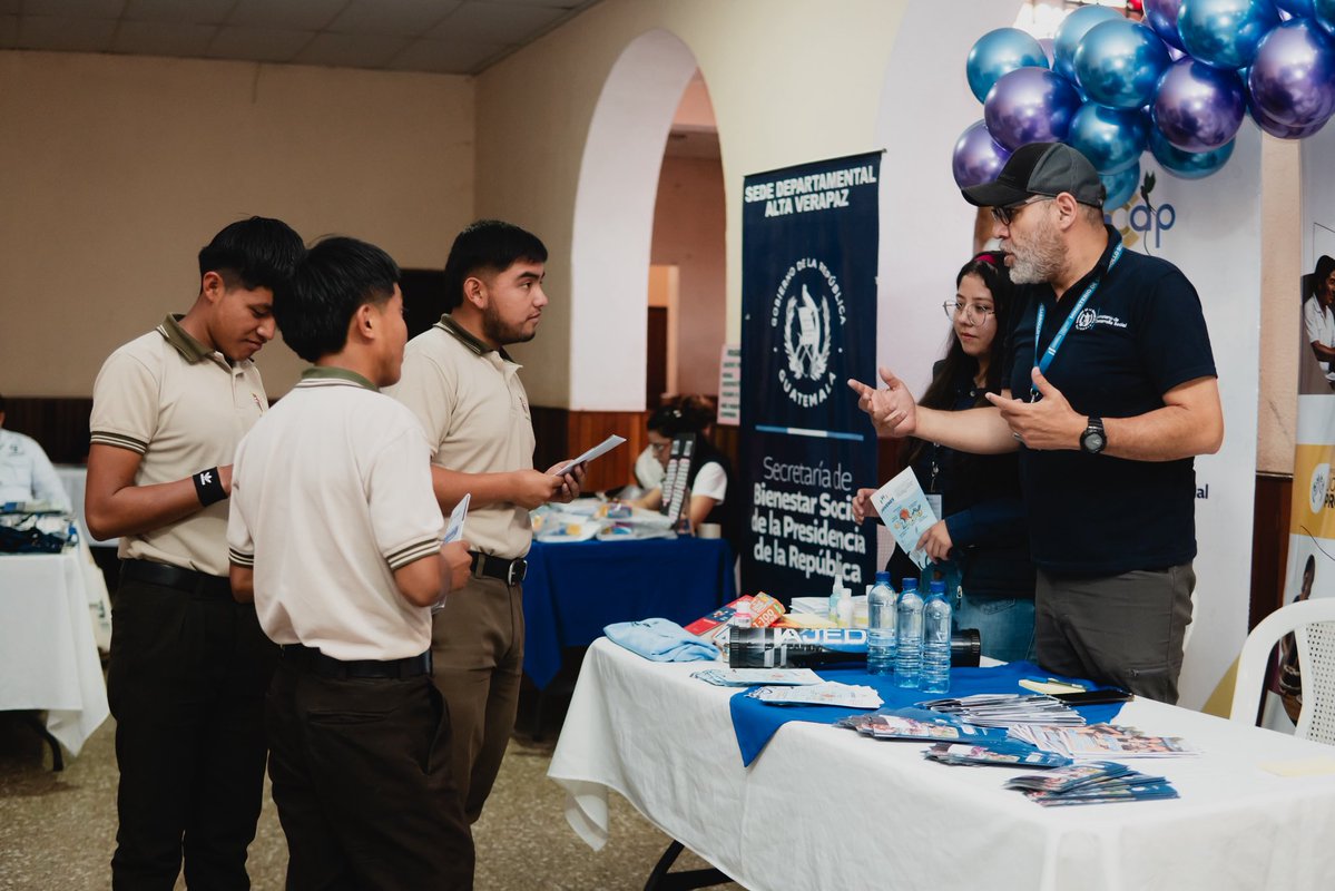 Midesgt's tweet photo. Nos encontramos al servicio de la población de San Pedro Carchá, Alta Verapaz, con la #ExpoCap. 🇬🇹
Puedes encontrar nuestro stand informativo sobre los programas de Beca Social de #CapacitaciónProductiva y #JóvenesProtagonistas. 👩🏽👨🏽✨ https://t.co/2fC4wFMyzY