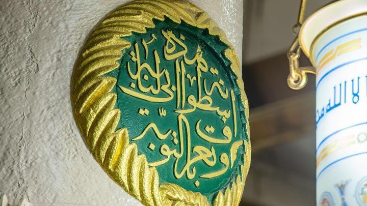 slax9820's tweet photo. يستوقفني في سيرة أبي لُبابة رضي الله عنه أنه أخطأ خطأين عظيمين؛ يوم أشار إلى بني قريظة بما أفشى لهم ما لم يكن له أن يفشيه، ثم حين تخلّف عن رسول الله ﷺ في غزوة تبوك. وقد رُوي أنه ربط نفسه بسارية المسجد في توبته، حتى يأذن الله له بالفرج، وأبى في بعض الروايات أن يحلّه منها أحدٌ حتى يحلّه رسول الله ﷺ بيده. 

وأفكر: كم أخطأ الناس في ذلك الزمان من أخطاء لم يبلغنا منها شيء؟ أما زلّة أبي لُبابة فقد بقيت تُروى بعد أكثر من أربعة عشر قرنًا، لا لأن الخطأ كان جديرًا بالخلود، بل لأن التوبة التي أعقبته كانت كذلك.

ثمة شيءٌ بالغ الصدق في أن يربط المرء نفسه إلى سارية، لا لأنه اشترط على الله أن يغفر له، ولا لأنه يملك من أمر المغفرة شيئًا، بل لأنه لم يعد يرى لنفسه مخرجًا إلا أن يضعها بكاملها بين يدي الله: أبقى هنا ما بقيت، حتى يتوب الله عليّ أو يقضي فيّ ما يشاء. ليست مساومةً مع الله، بل انقطاعٌ إليه.

ولعلّ أجمل ما بقي من قصته أن السارية نفسها عُرفت من بعده بـ أسطوانة التوبة، أو أسطوانة أبي لُبابة. كأن الموضع الذي شهد ذنبه وانكساره لم يحمل اسم خطيئته، بل اسم رجوعه منها. 

وهذا مما يجعلني أفكر أن العبرة ليست دائمًا في النقطة التي بدأ منها الإنسان، ولا حتى في الصورة التي انتهى إليها وحدها؛ بل في الطريق الذي قطعه بينهما، ومقدار الصدق الذي حمله في رجوعه. فقد يبلغ المرء بالتوبة من خطئه منزلةً تجعلنا، بعد قرون، لا نذكر سقوطه إلا لأننا أُعجبنا بالطريقة التي نهض بها