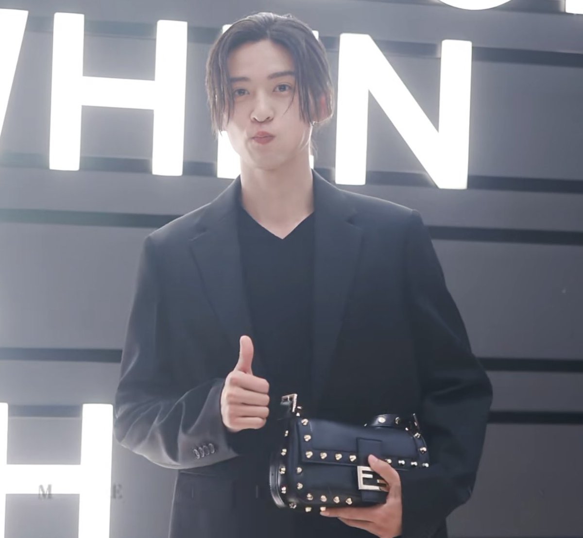 Timeless_9Up's tweet photo. ม๊อร์เน่งงง✨✨

#FendiSS27  
#MilanFasionWeek 
#FENDIxRenMeguro 
#RenMeguro
#目黒蓮
@Fendi https://t.co/246cu1qmwU