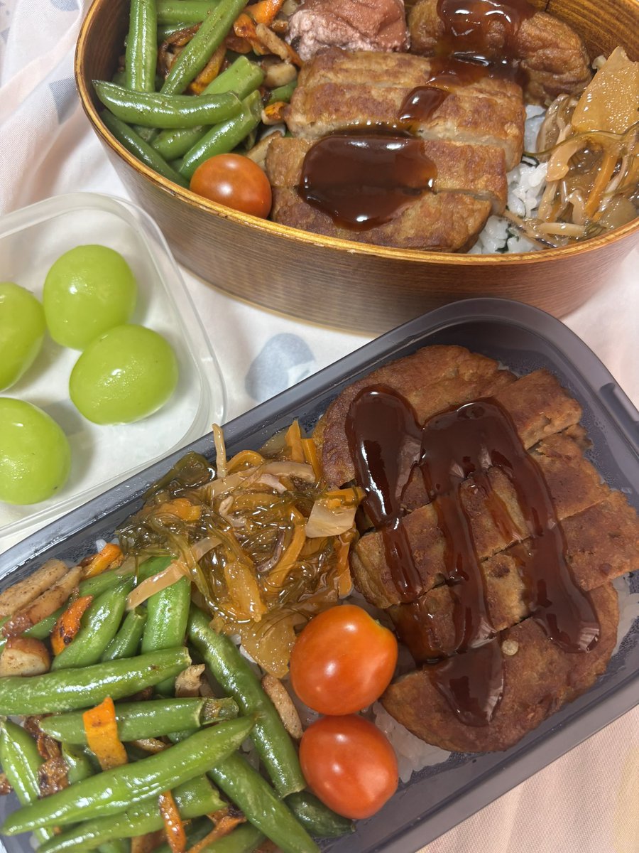 nyxqf447's tweet photo. #お弁当　ここのところ、まともに買い物行ってなくて、冷蔵庫の野菜室はほぼ空っぽ。冷凍のインゲンでごまかす。今日も松前漬けの出番。３時間かけて実家に行くから、お昼はグリーン車内で食べます。 https://t.co/nVNFxOO4Gf