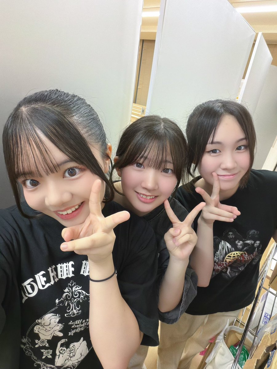 moepi44_idolbu's tweet photo. 金曜日おはもえです🌼

9月25日は10円カレーの日だそうです🍛

3人の共通点なーんだ！💭

ハッピーでいられますように💘
もえもえぴーっぴ🪄︎︎◝✩

 #ほくりくアイドル部 https://t.co/HWKonttkLF