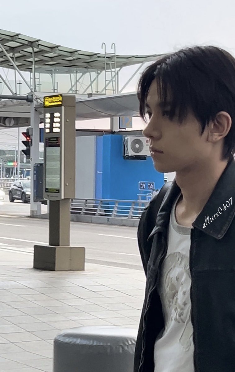 evaniesoo's tweet photo. heeseung in real life wow https://t.co/KHr1Ds0fwc