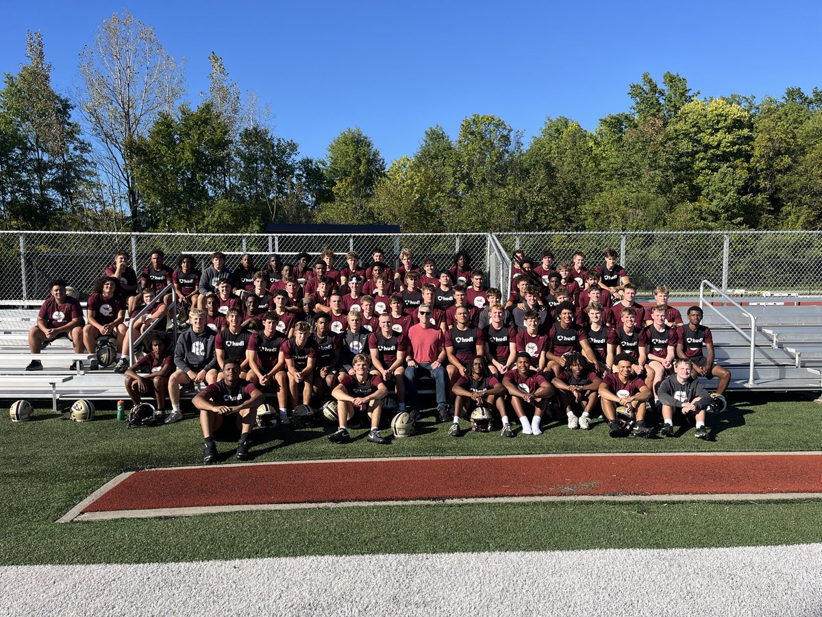solishsfbcoach's tweet photo. Thanks to Coach Steve Hale for coming out to talk with our @NewAlbanyFB players!!  Legendary coach giving a great message to our kids!! https://t.co/1MxwemoSM3