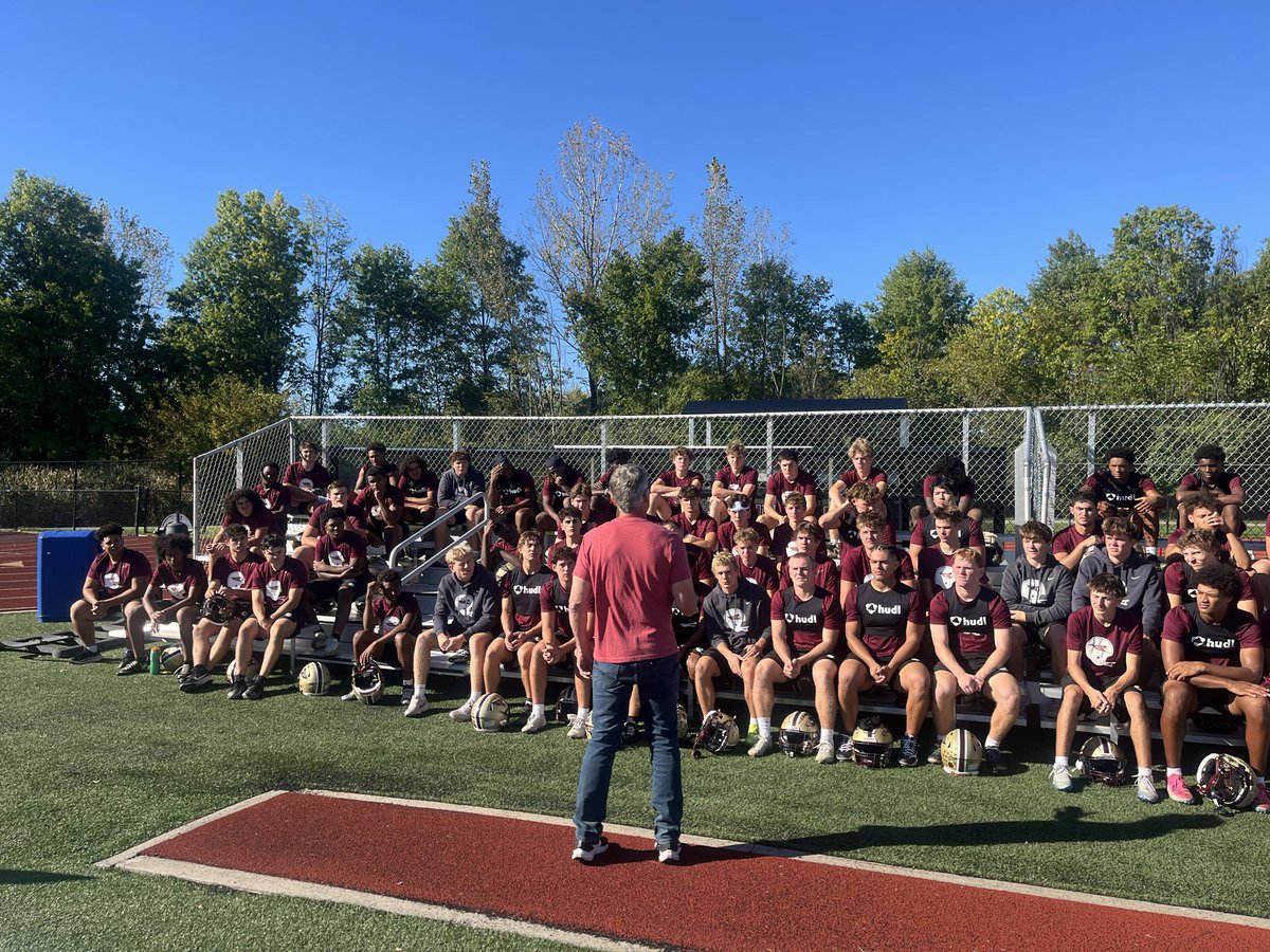solishsfbcoach's tweet photo. Thanks to Coach Steve Hale for coming out to talk with our @NewAlbanyFB players!!  Legendary coach giving a great message to our kids!! https://t.co/1MxwemoSM3