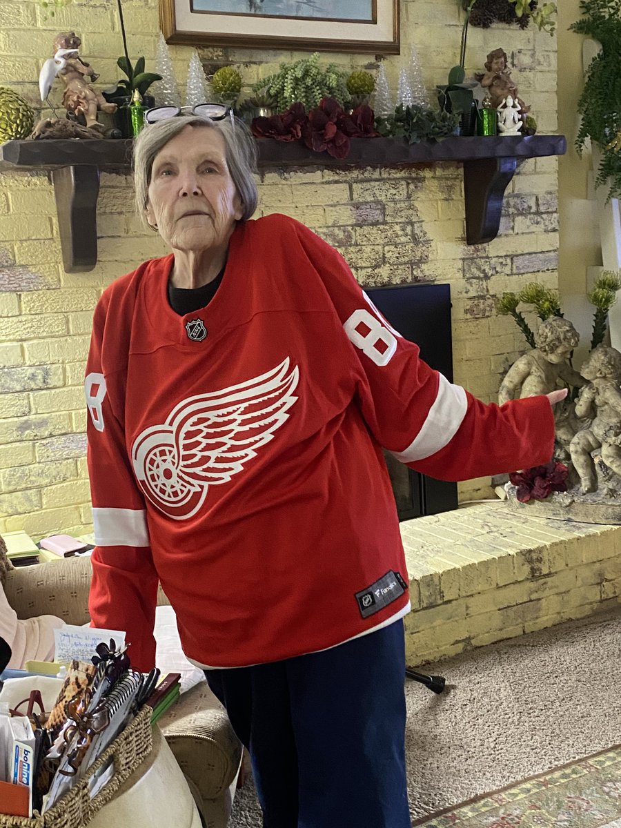 ericksheldon88's tweet photo. @NHLBlackhawks please take care of my grandma’s favorite player we miss him in Detroit 💔 https://t.co/D6ge4NfAWR