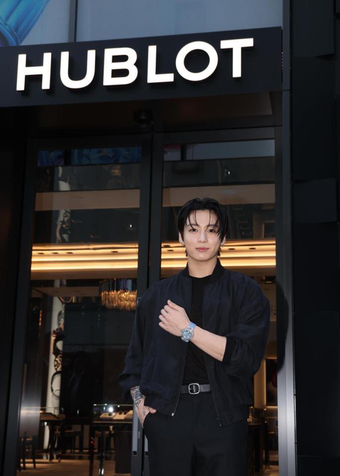 mogumogujk_bts's tweet photo. 各新聞社が新しいHUBLOTジョングク載せてくれてて、正面からの写真素敵🥹
記事の中の写真でメインとして取り扱われてないのでぜひみなさん見てほしいㅠㅠ https://t.co/8dnQY8Ol7F