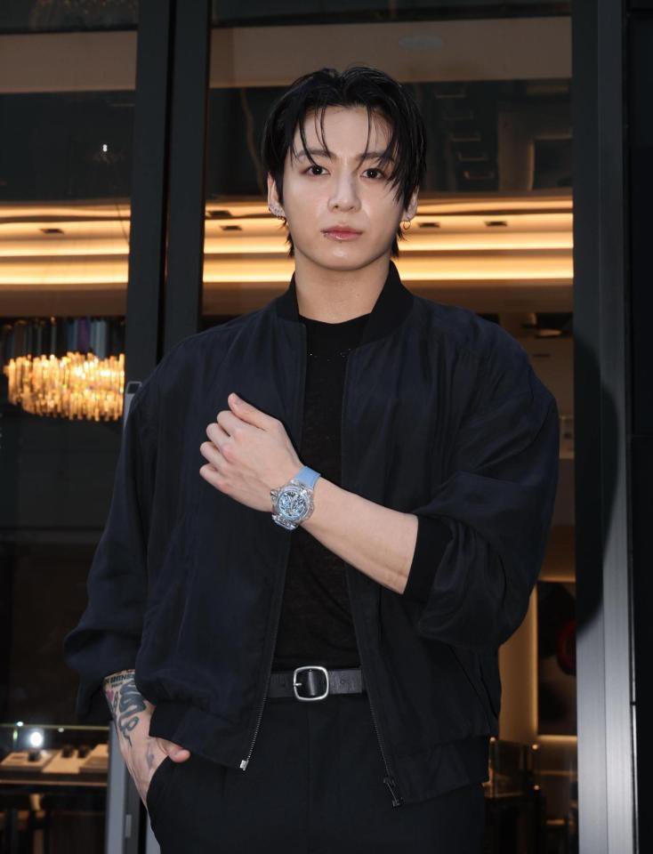 mogumogujk_bts's tweet photo. 各新聞社が新しいHUBLOTジョングク載せてくれてて、正面からの写真素敵🥹
記事の中の写真でメインとして取り扱われてないのでぜひみなさん見てほしいㅠㅠ https://t.co/8dnQY8Ol7F