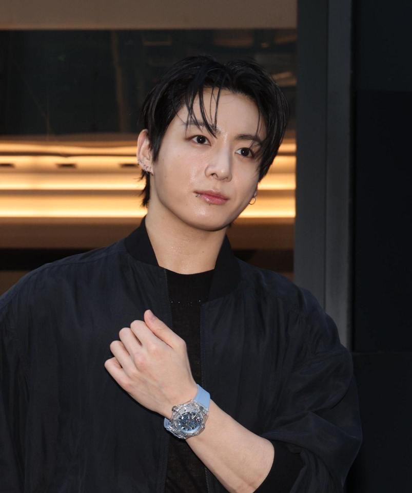 mogumogujk_bts's tweet photo. 各新聞社が新しいHUBLOTジョングク載せてくれてて、正面からの写真素敵🥹
記事の中の写真でメインとして取り扱われてないのでぜひみなさん見てほしいㅠㅠ https://t.co/8dnQY8Ol7F