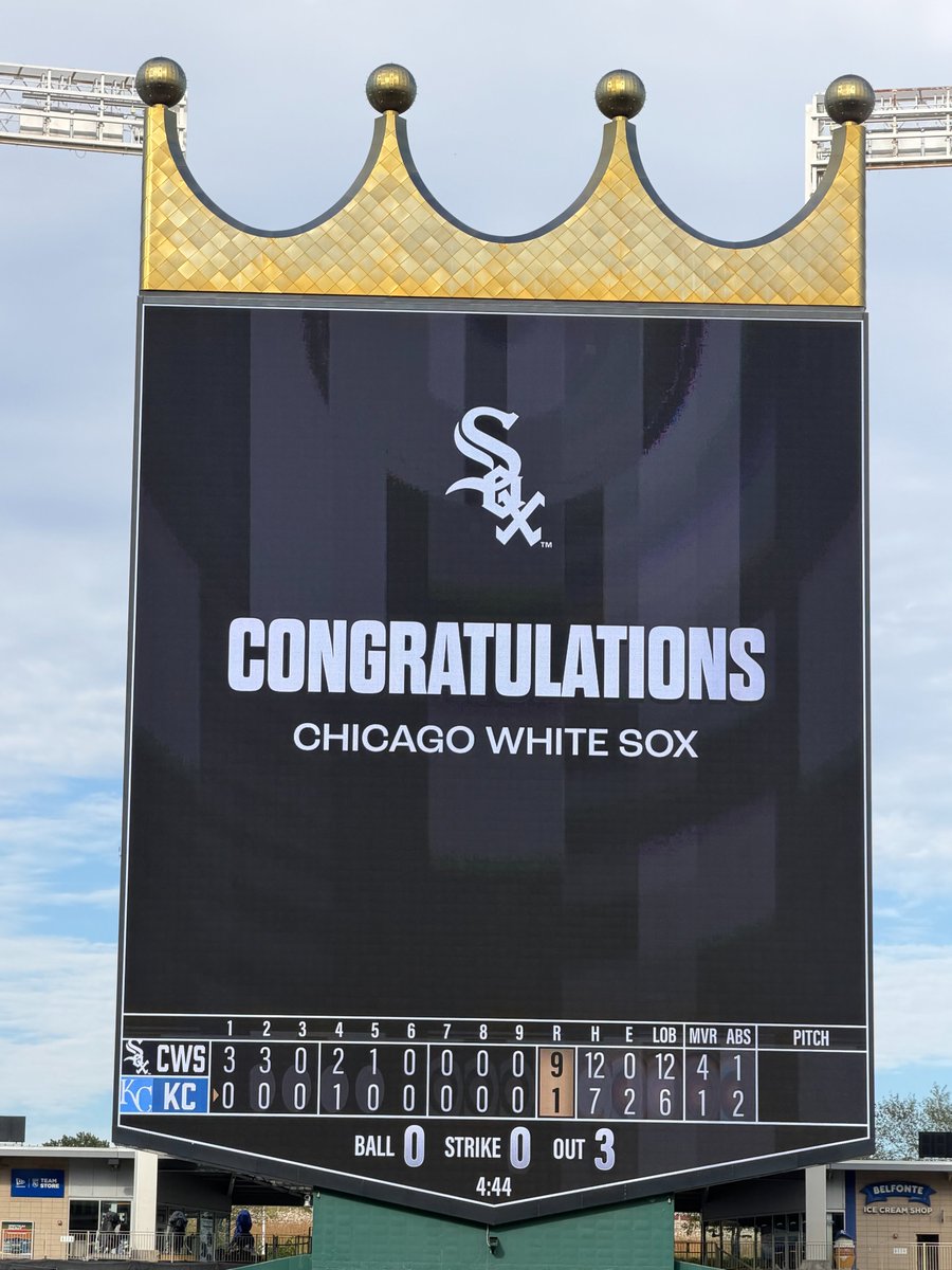 whitesox's tweet photo. Thank you, @Royals. Such a classy move https://t.co/49MQNlz16J
