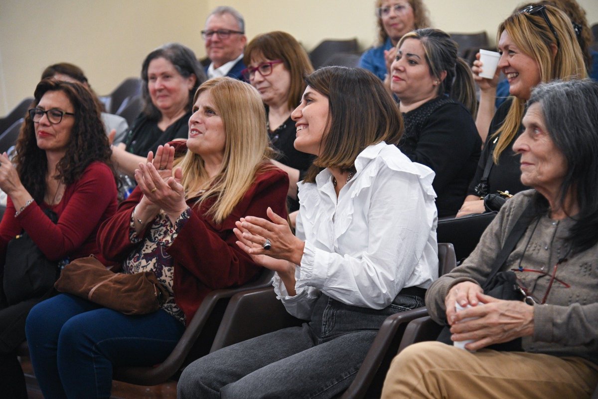 GiselaLZamora's tweet photo. ¡Primer encuentro de “Relatos que unen”! En el marco del Mes de la Educación, acompañé el encuentro junto a docentes jubilados del distrito, donde pudimos compartir memorias y homenajear su inmensa labor. ¡Gracias por acompañarnos!

#TigreEsMiVida https://t.co/9MRWwBe7D4