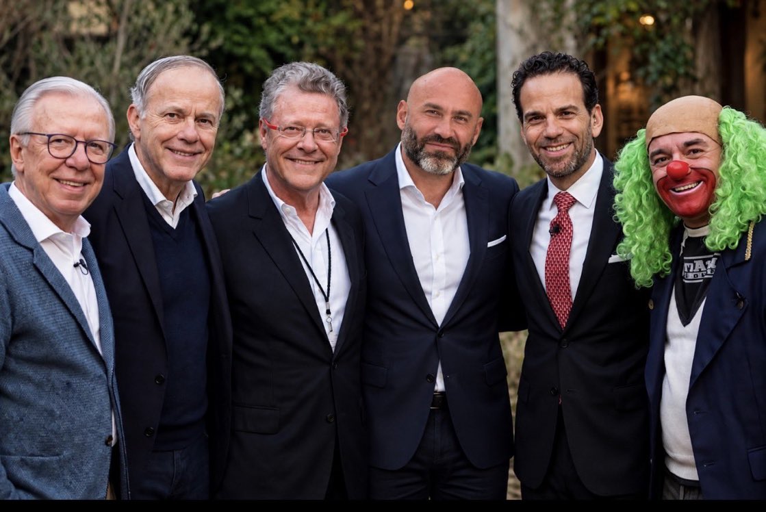 pedroferriz3's tweet photo. ¡Habemos muchos que estamos dispuestos a hablar con la verdad!

Desde nuestras trincheras exponemos a este #NarcoRégimen 

Todos los que estamos en esta foto que están circulando, estamos amenazados de muerte por este gobierno 
@CarlosLoret @lopezdoriga @SergioSarmiento @brozoxmiswebs @CiroGomezL