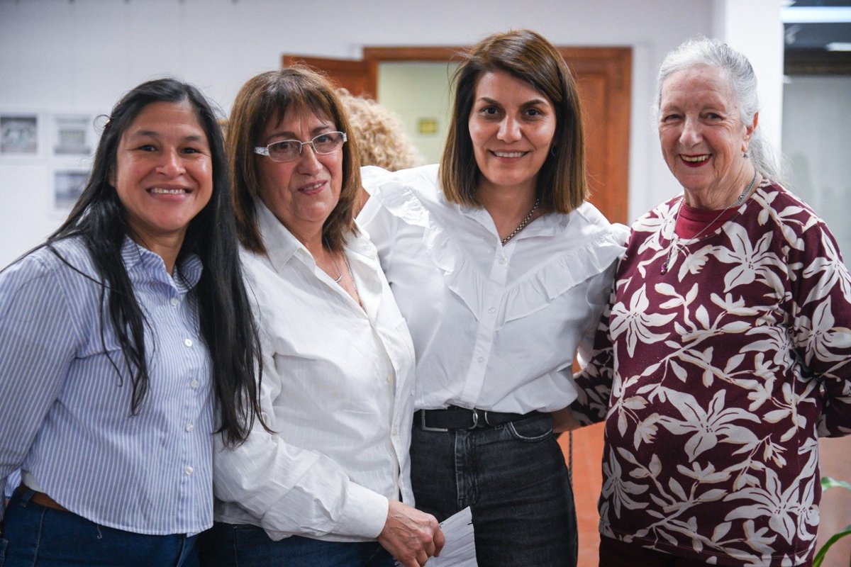 GiselaLZamora's tweet photo. ¡Primer encuentro de “Relatos que unen”! En el marco del Mes de la Educación, acompañé el encuentro junto a docentes jubilados del distrito, donde pudimos compartir memorias y homenajear su inmensa labor. ¡Gracias por acompañarnos!

#TigreEsMiVida https://t.co/9MRWwBe7D4